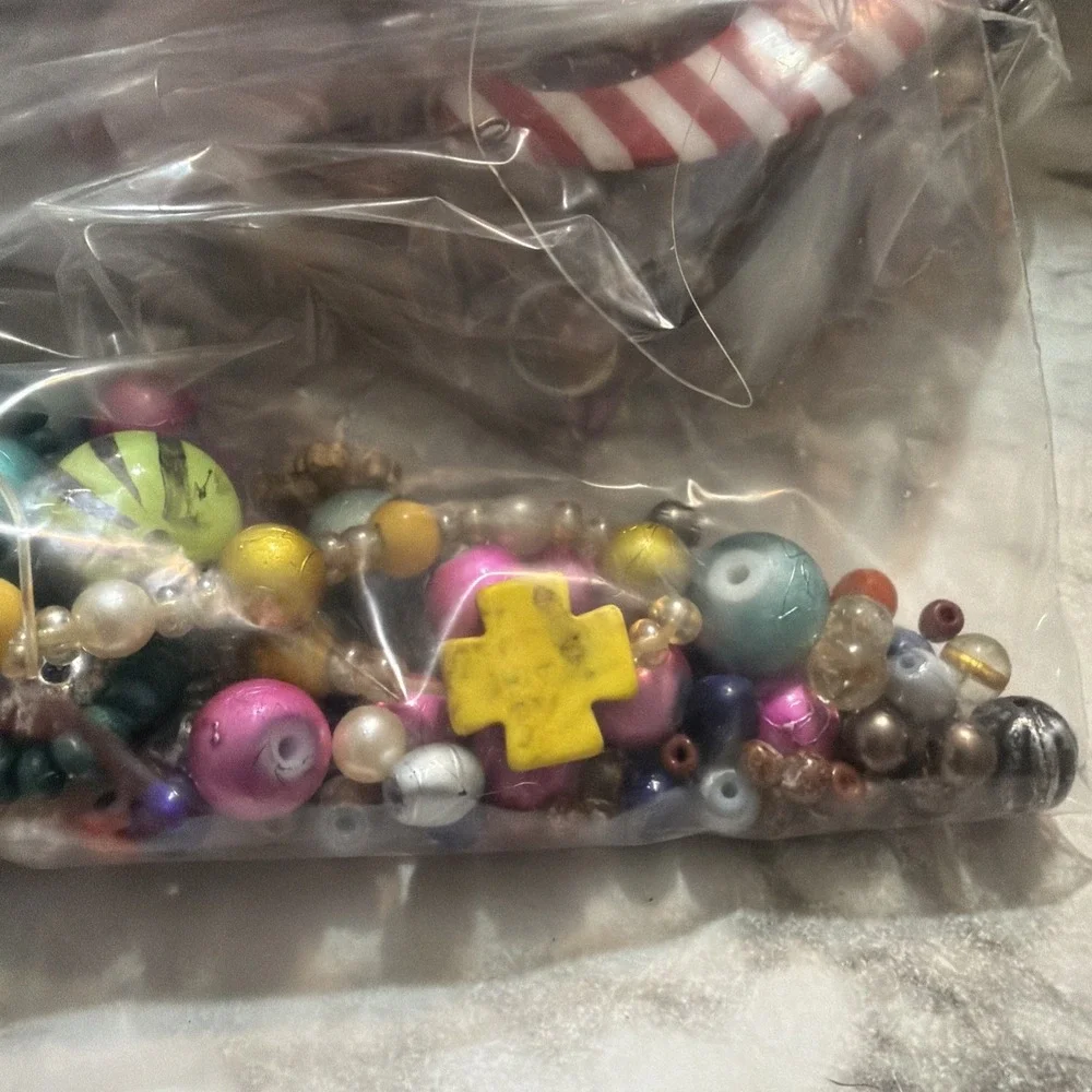 1LB BEADS AND BEAD MAKING MATERIALS (3025)